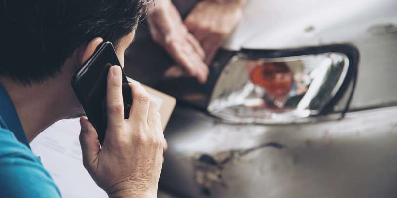 Agente Seguros Que Trabaja Proceso Reclamo Accidentes Automovilisticos Lugar Reclamo Seguro Personas Automoviles