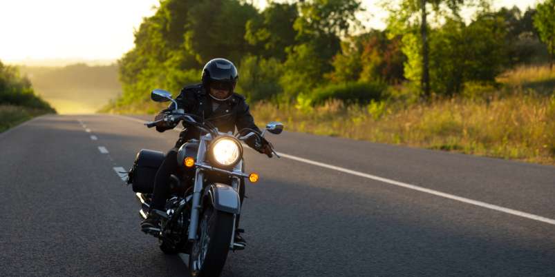 Hombre Plano Completo Conduciendo Moto 1